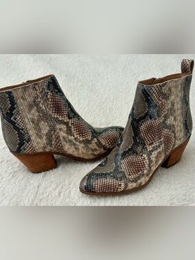 Frye And Co. Jacy Taupe Snake Print Chelsea Women’s Booties
 Size 6.5 M